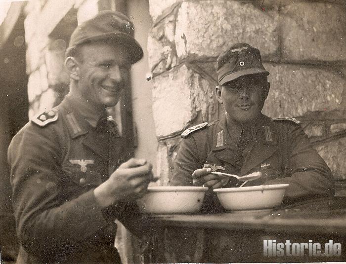 An der Feldküche im November 1942 irgendwo in Griechenland "Fiffi" (?)